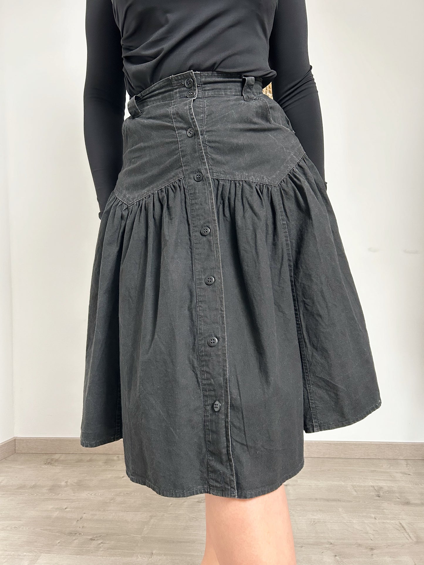 Jupe boutonnée en jean noir 90s Taille 34