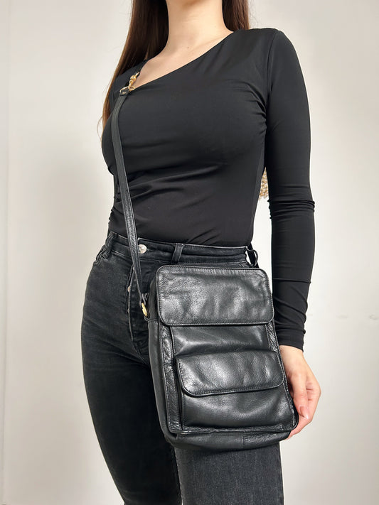 Sac bandoulière  en cuir noir 80s