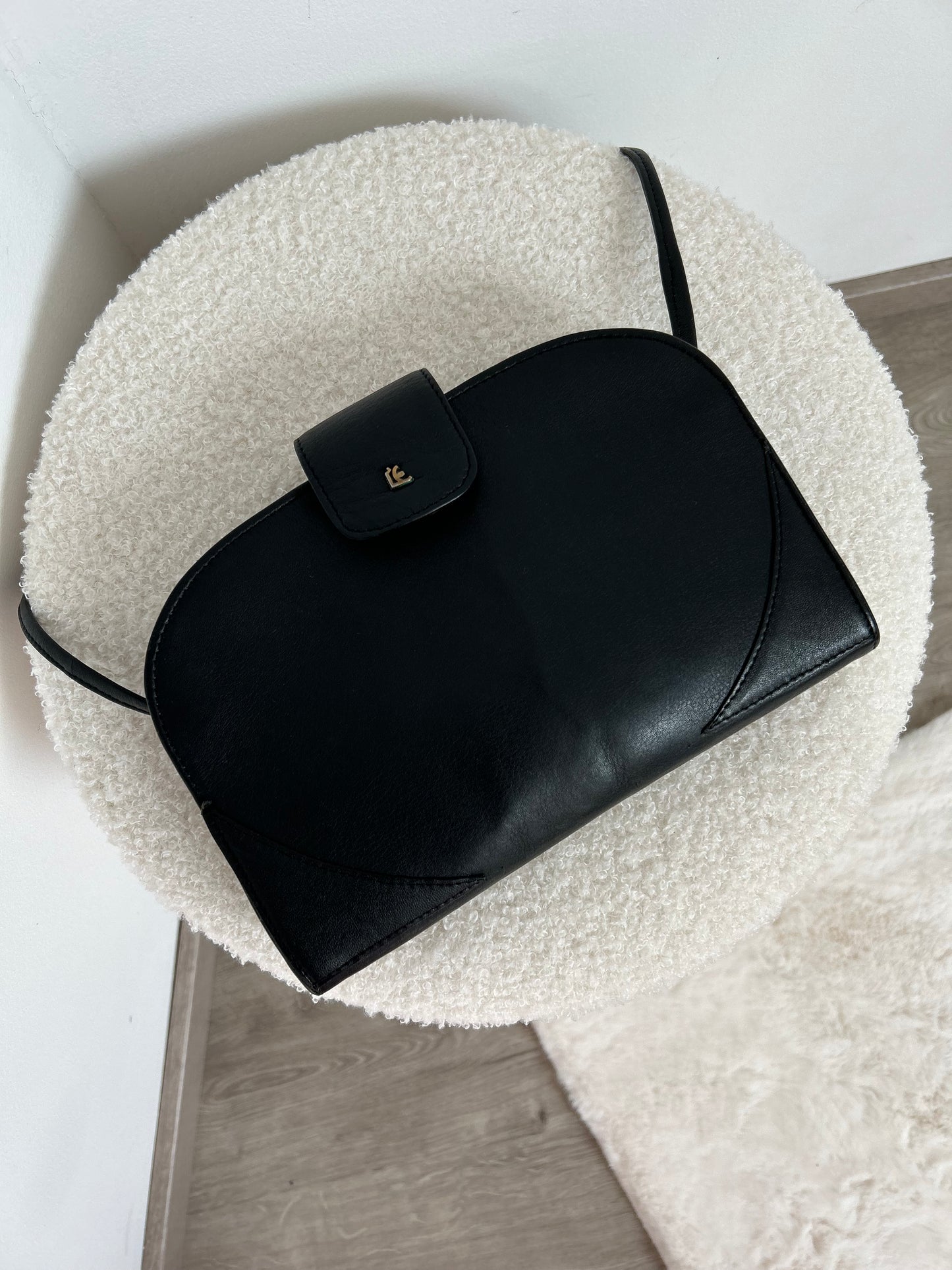 Sac bandoulière en cuir noir 70s