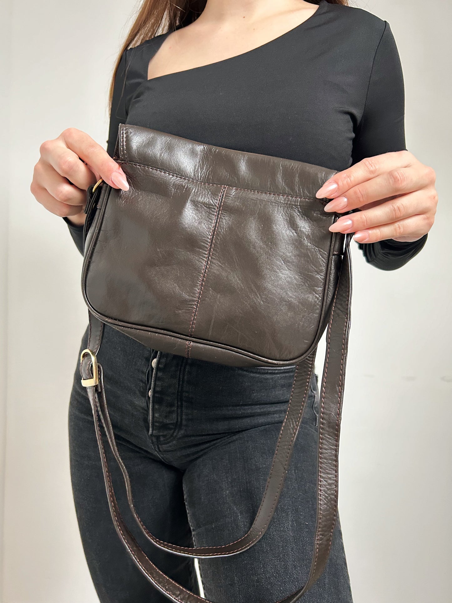 Sac bandoulière en cuir marron foncé 70s