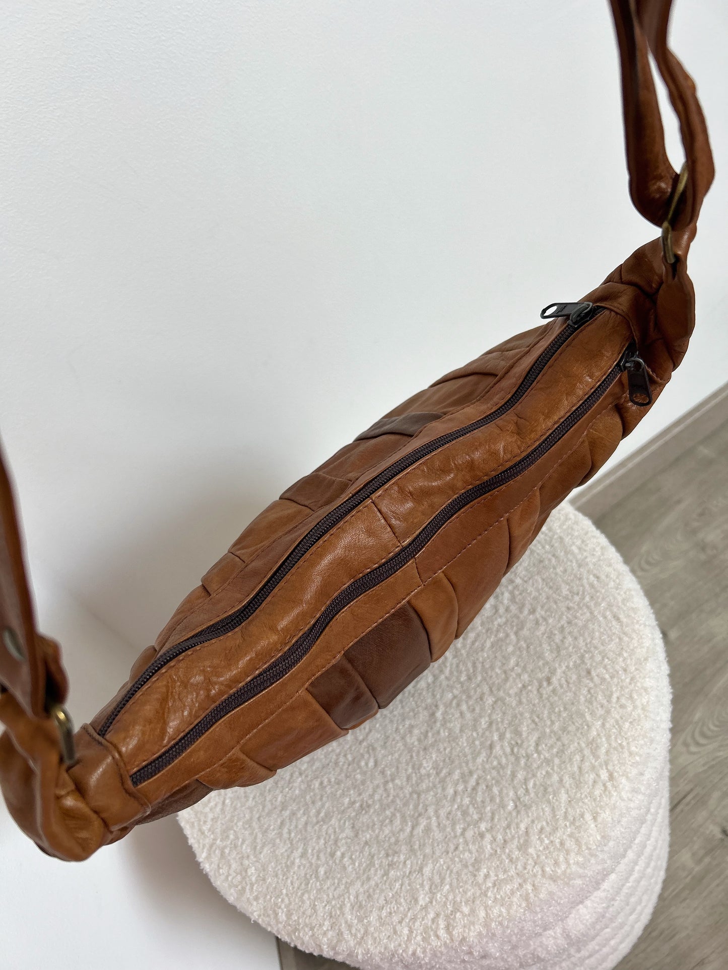 Large 70s brown leather bag