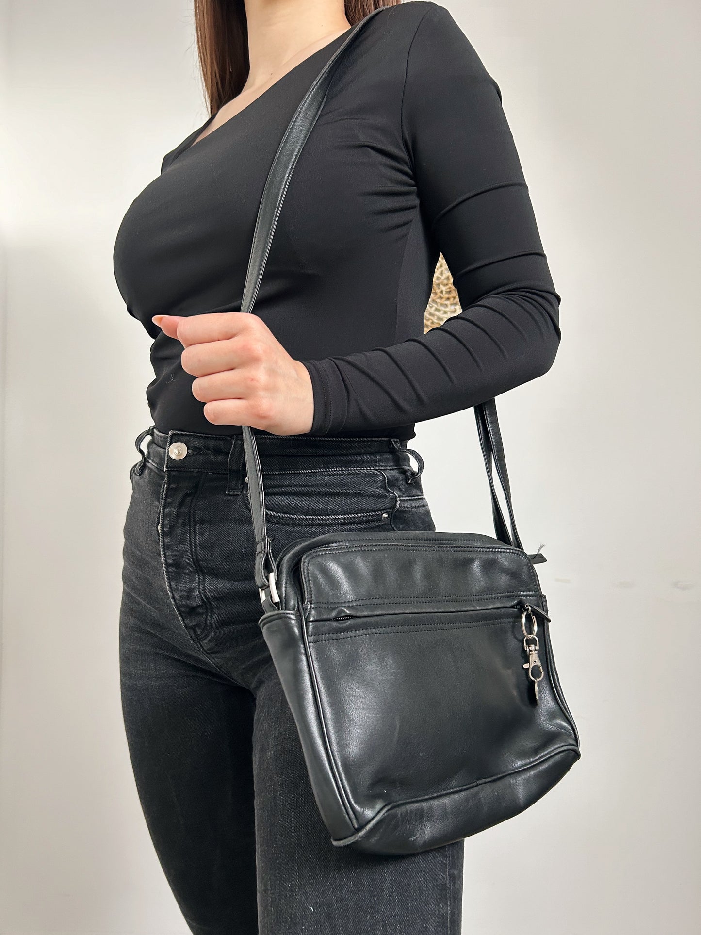 Sac bandoulière en cuir noir 80s