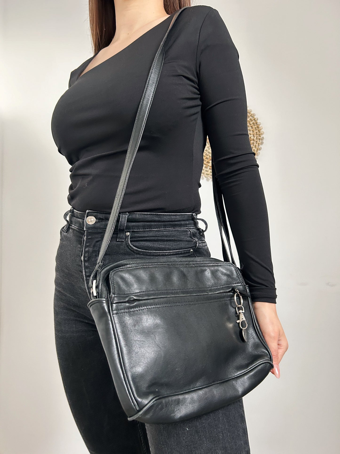 Sac bandoulière en cuir noir 80s