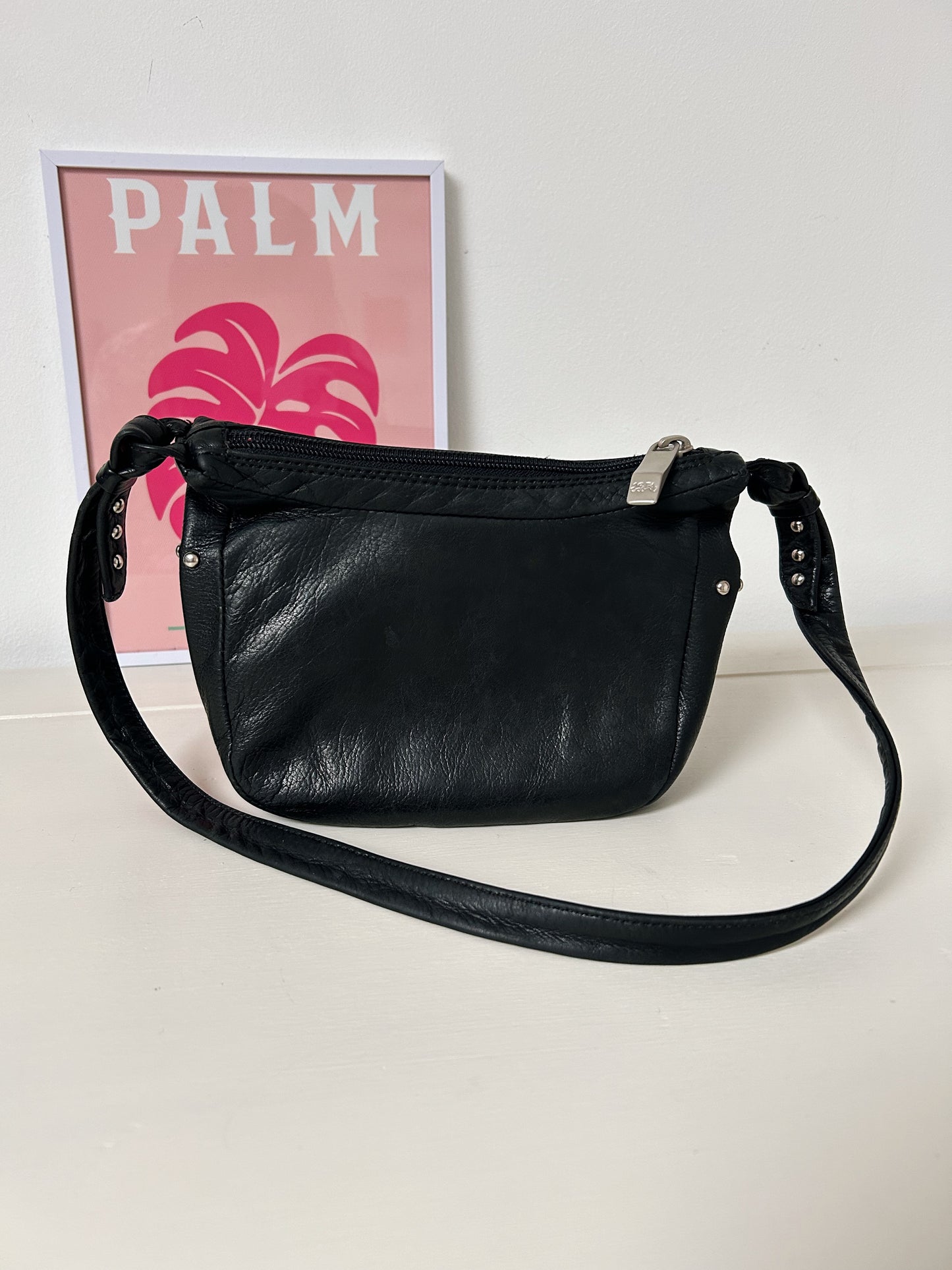 Petit sac banane en cuir noir 80s