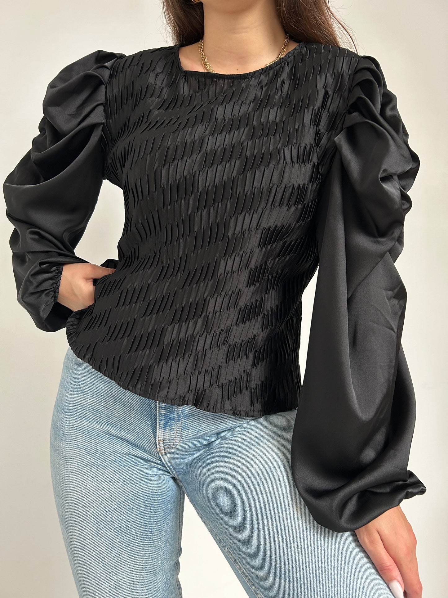 Blouse noire satinée manches bouffantes vintage Taille 38