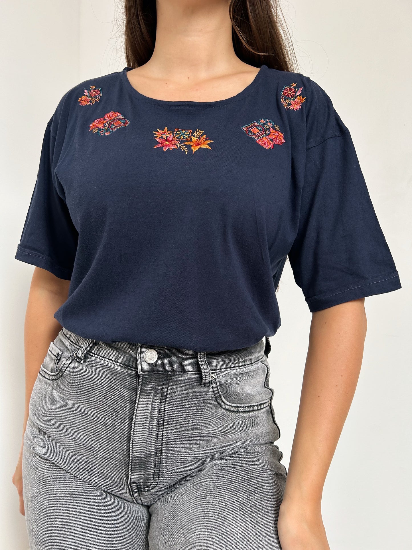 90s Embroidered T-Shirt Size 38/40